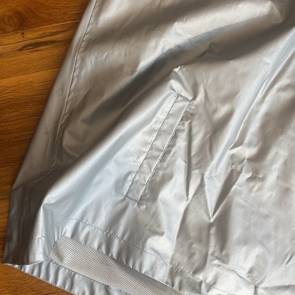 Révue Women’s Silver Poncho With Hood Size 4 - Picture 4 of 7